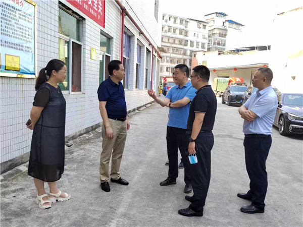 近日，重慶市萬州區(qū)委常委、副書記李慶一行蒞臨重慶樹上鮮食品集團(tuán)調(diào)研指導(dǎo)工作。并要求企業(yè)一邊抓好經(jīng)營生產(chǎn)“保穩(wěn)促增、聚力發(fā)展”、一邊加快重慶市重點(diǎn)工程“年產(chǎn)5萬噸調(diào)味品”項(xiàng)目的建設(shè)工作，實(shí)現(xiàn)企業(yè)整體搬遷工業(yè)園區(qū)目標(biāo)！