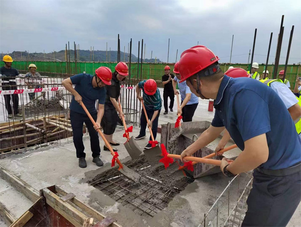 熱烈祝賀重慶市級重點項目“樹上鮮集團年產(chǎn)五萬噸調(diào)味品項目封頂圓滿成功”！——頂上添花事業(yè)旺，大吉大利萬事興！